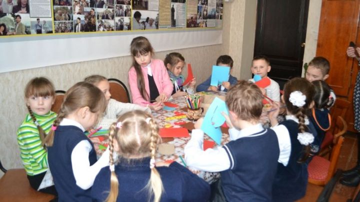 Верхнеуслонские школьники изготовили валентинки для своих пап и мам