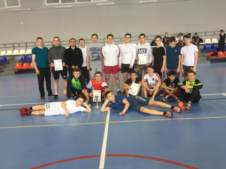 Бывшие выпускники Верхнеуслонской гимназии не утратили свою спортивную сноровку, выиграв соревнования по мини-футболу