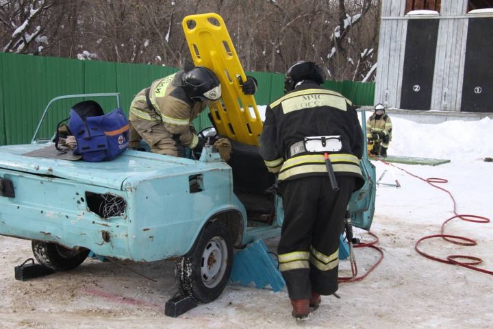Верхнеуслонские спасатели приняли участие в соревнованиях по проведению аварийно-спасательных работ при ДТП в городе Зеленодольске