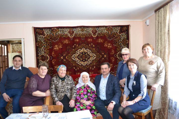 Жительница поселка Никольский Айслу Фазульянова отметила 90-летний юбилей