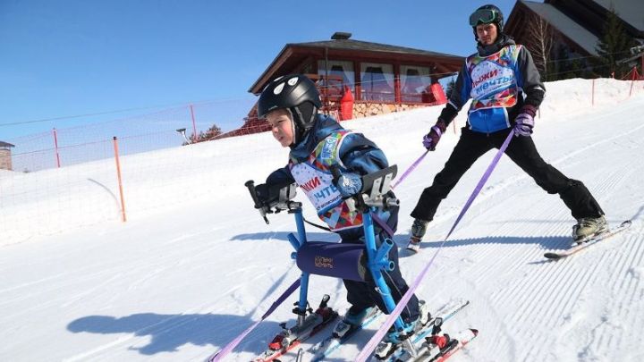 На «Свияжских холмах» Верхнеуслонского района провели открытый урок по горным лыжам для детей с ДЦП и аутизмом