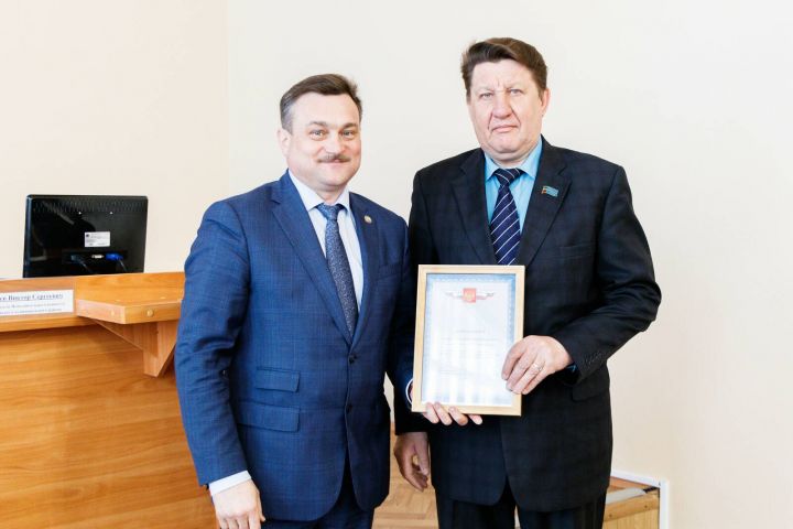 Глава Верхнеуслонского района вручил заслуженные награды