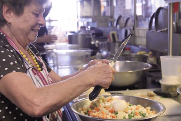 Вкусно как у бабули: ресторан, нанял бабушек разных национальностей, чтобы готовить домашнюю еду