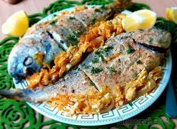 Рыба запеченая на овощной подушке в сметанном соусе