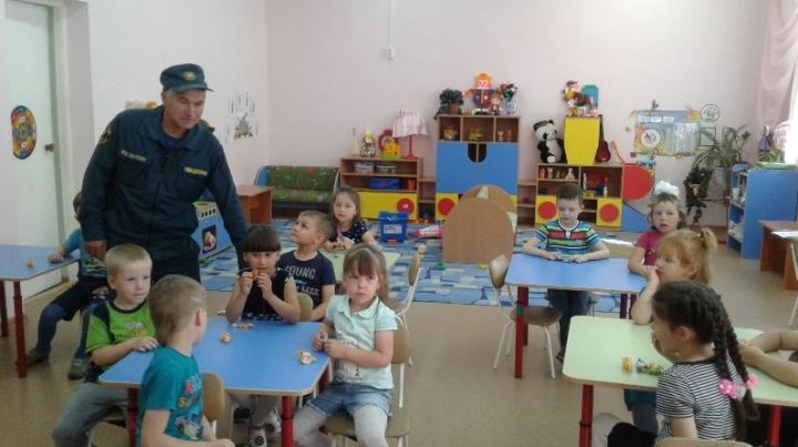 Верхнеуслонские пожарные встретились с детьми