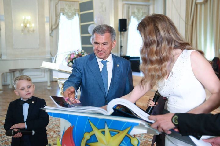 Победители «Созвездия – Йолдызлык» подарили Президенту РТ книгу о фестивальном движении