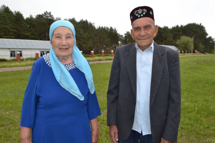 60 лет идут по жизни дружно Галиуллины из Кызыл Байрака