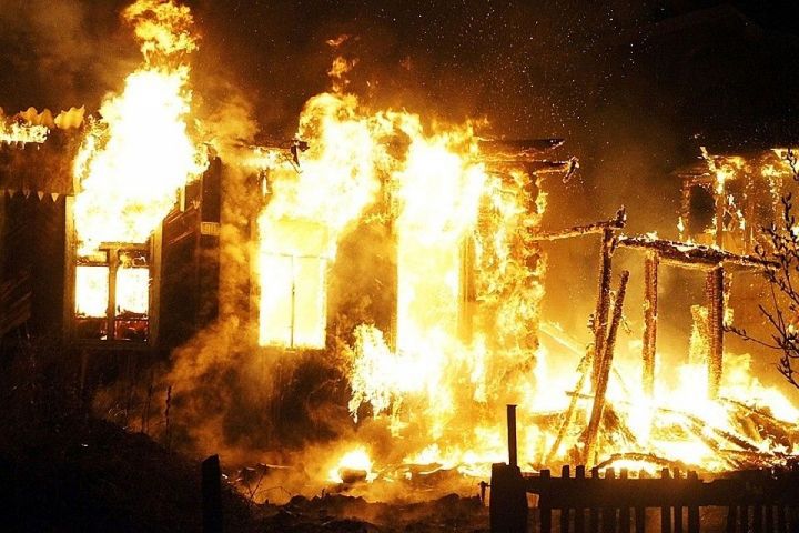В Верхнеуслонском районе мужчина сгорел вместе с домом и гаражом
