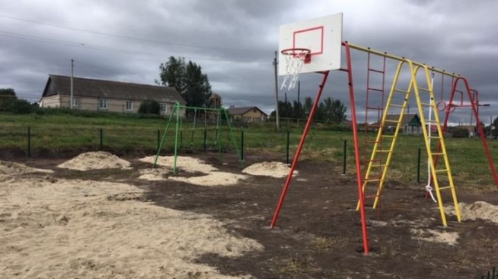 Идут к завершению работы по строительству детской спортивно-игровой площадки в деревне Клянчино Верхнеуслонского района
