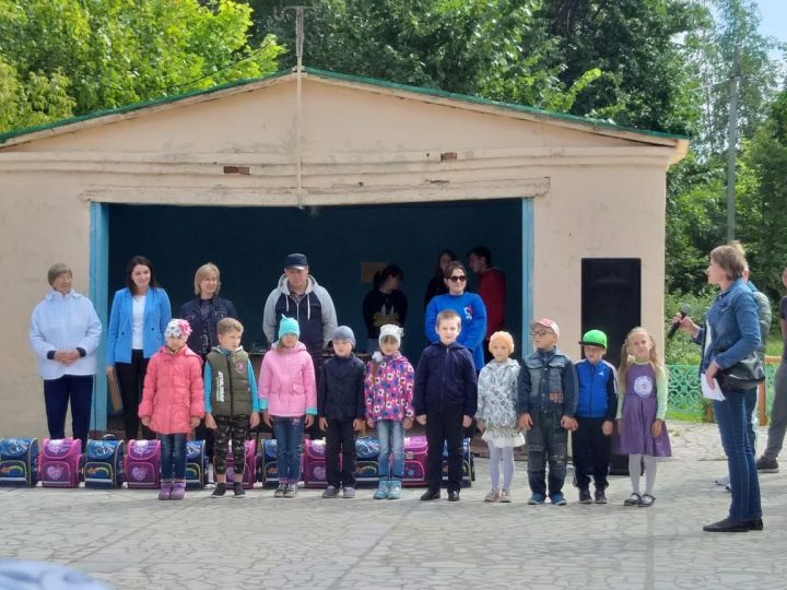 Коллектив Казанского энергоуниверситета помог собраться в школу шеланговским первоклассникам