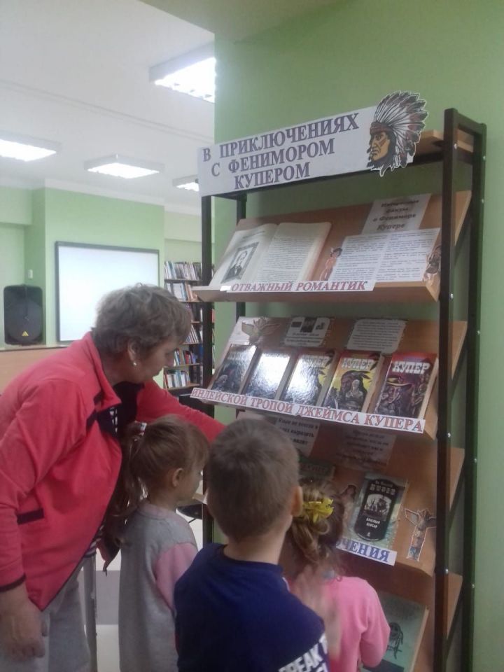 Отправляемся в мир приключений с Фенимором Купером: в детской библиотеке открылась выставка, посвященная творчеству писателя