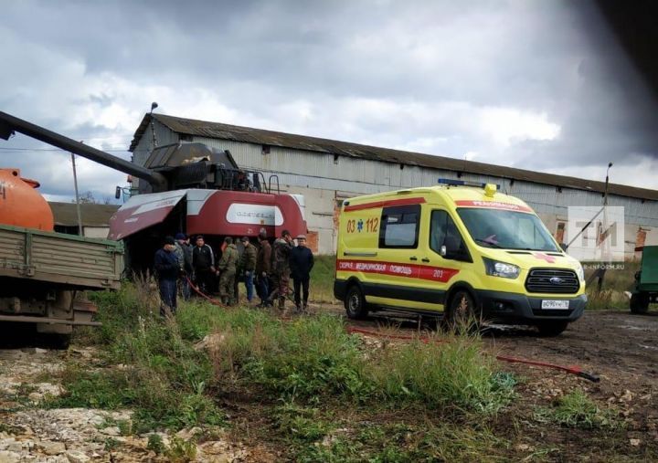 В Татарстане спасатели вовремя подоспели к рабочему, ногу которого затянуло в комбайн