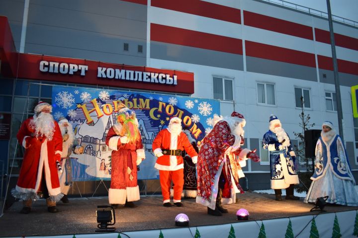 Парад Дедов Морозов в Верхнем Услоне претендует на 1 миллион рублей