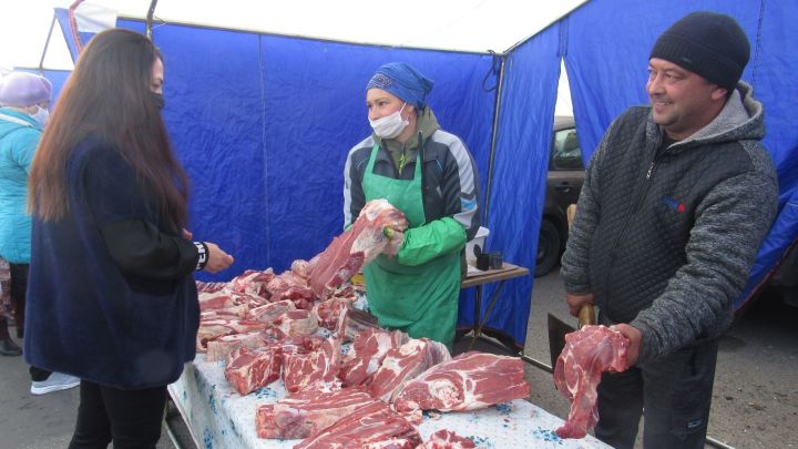 Фермер из Верхнеуслонского района Роберт Сибгатов привез на сельхозярмарку в Казани свежее мясо