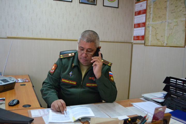 На вопросы верхнеуслонцев ответил военный комиссар района Рашит Фасхутдинов