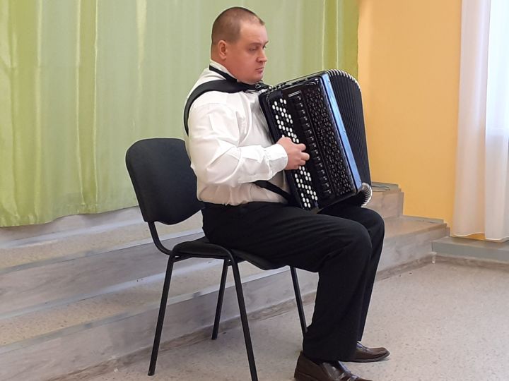 В Нижнеуслонской школе состоялся сольный концерт Виктора Киреева