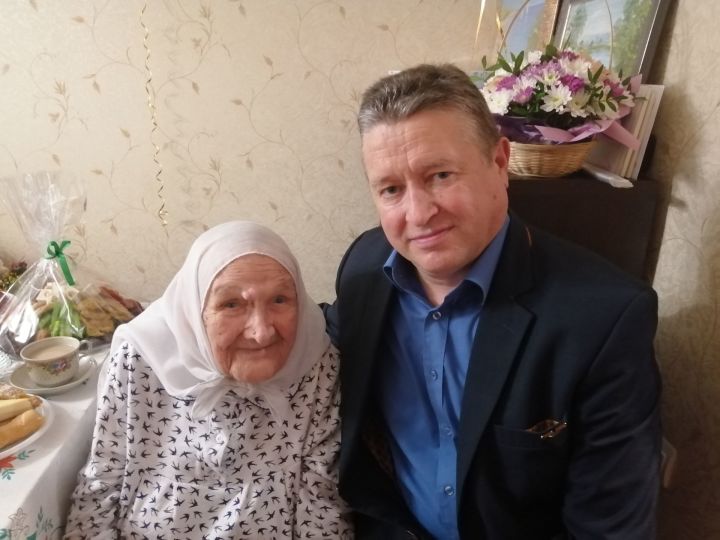 Начальник отдела образования района Вилен Касимов поздравил с вековым юбилеем Бибинур Хуснуллину