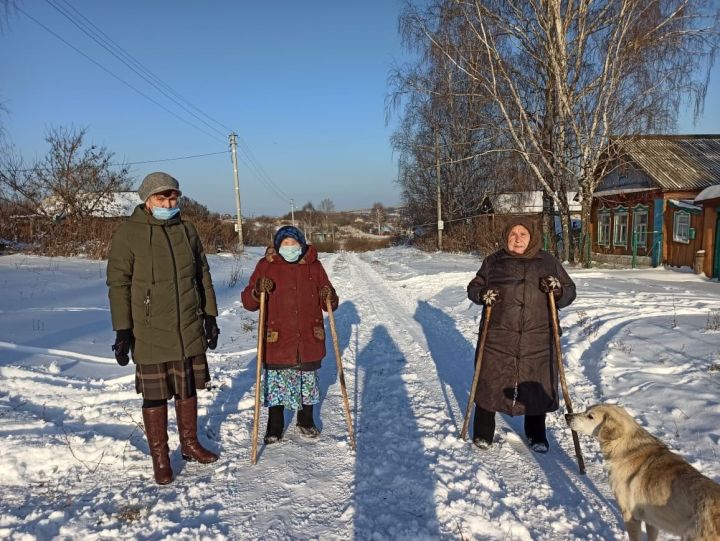 Верхнеуслонские соцработники укрепляют здоровье своих подопечных с помощью скандинавской ходьбы