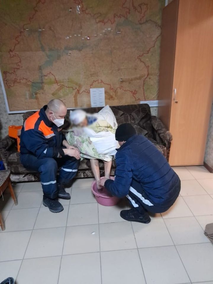 Спасатели оказали помощь замерзающей на трассе М7 пожилой женщине