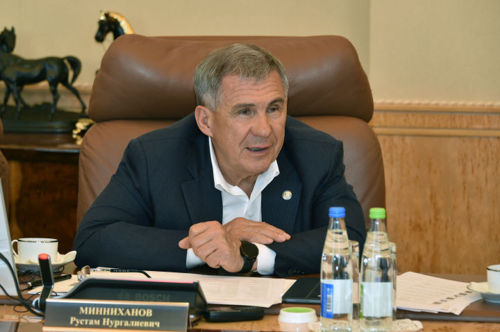 Рустам Минниханов призвал муниципалитеты не запрещать новогодние корпоративы