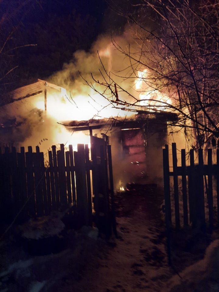 Минувшей ночью в Верхнеуслонском районе сгорели магазин, баня и 2 гаража