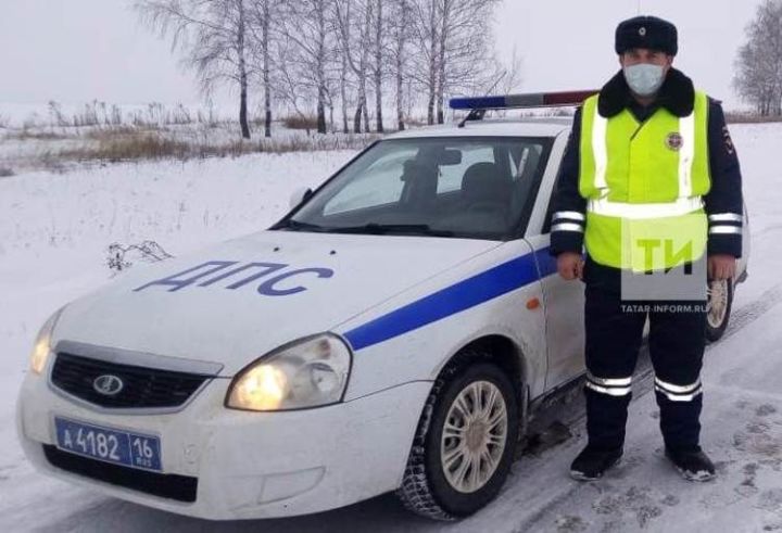 Сотрудник ГИБДД Татарстана спас замерзающих на трассе людей