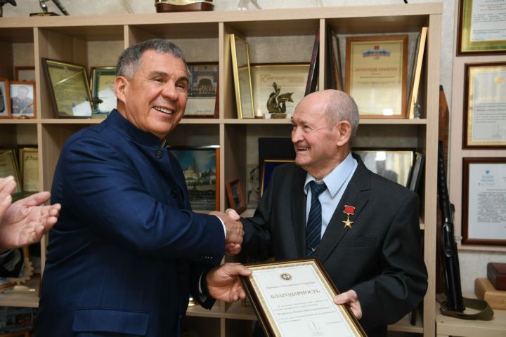 Рустам Минниханов подписал указ о вручении медалей 100-летия ТАССР героям Татарстана