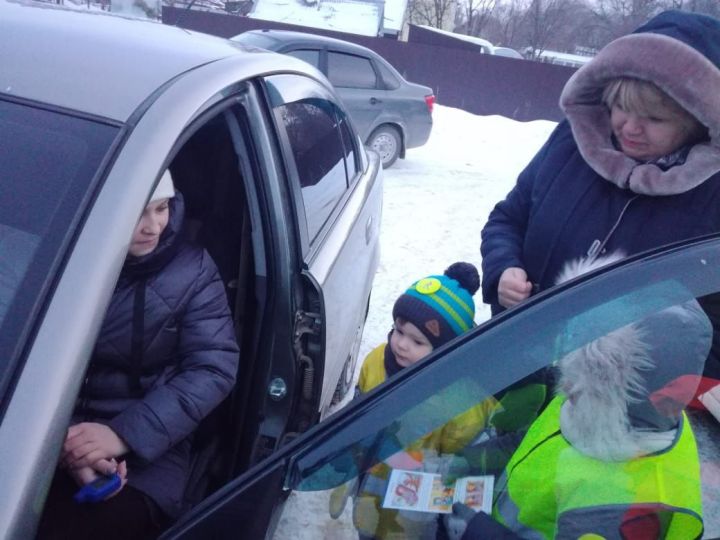 Водителям Верхнего Услона напомнили о безопасности детей в автомобиле