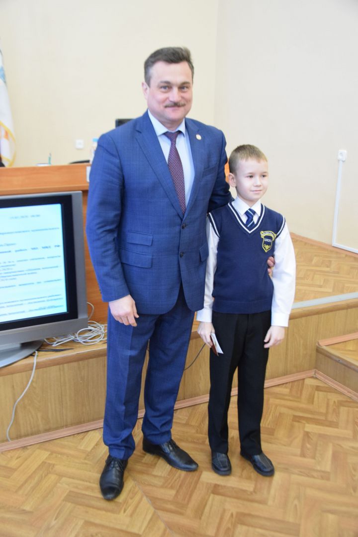 Марат Зиатдинов вручил награды спортсменам и деятелю искусств