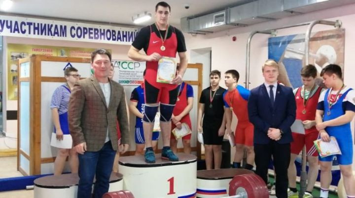 Очередная победа тяжелоатлета Максима Потапова