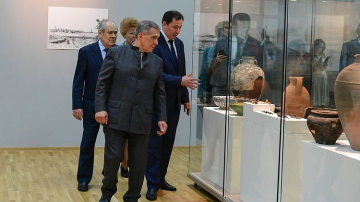 Рустам Минниханов и Минтимер Шаймиев осмотрели выставку. посвященную юбилею Фонда возрождения памятников истории и культуры Татарстана
