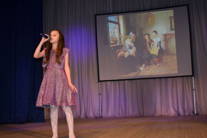 Юная вокалистка из Верхнего Услона свое дебютное выступление посвятила бабушкам