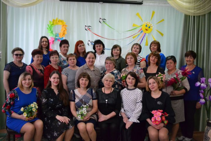 Верхнеуслонских женщин поздравляет коллектив детского сада "Радуга"