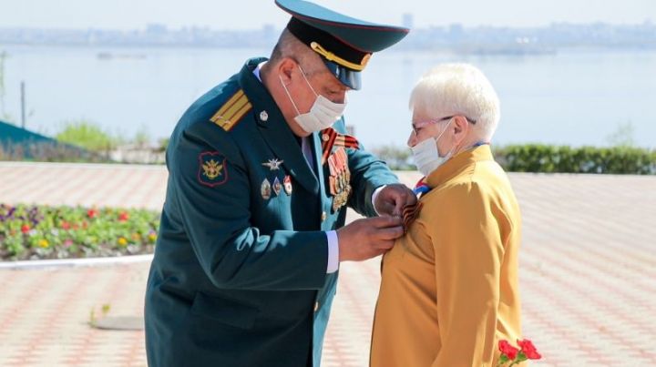 Военный комиссар района наградил юбилейными медалями верхнеуслонцев