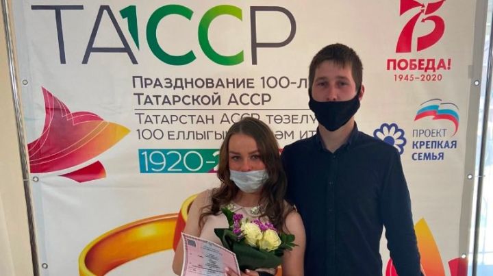 Чемпионка России по тяжелой атлетике Алеся Голубина и ее избранник заключили брак в Верхнеуслонском ЗАГСе