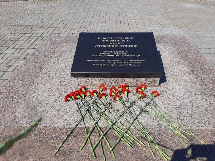В Парке Героев Верхнего Услона возложили цветы землякам, прославившим район