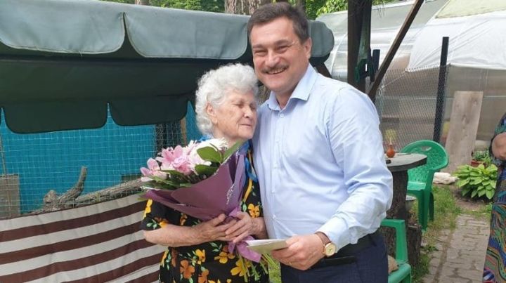 Глава района Марат Зиатдинов поздравил с днем рождения Надежду Долгих