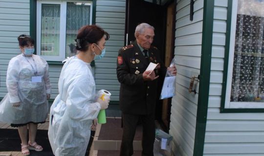 Дома и в парадной форме: Ветеран Великой Отечественной войны Борис Кузнецов принял участие в голосовании