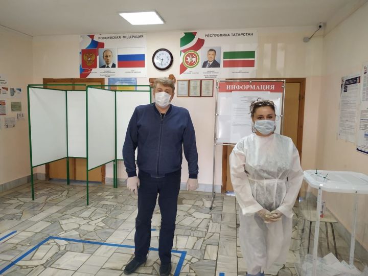 Председатель Центризбиркома Татарстана посетил участок для голосования в Набережных Морквашах