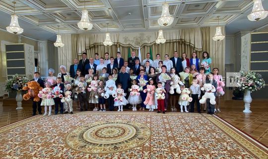 Президент Татарстана наградил многодетных родителей государственными наградами