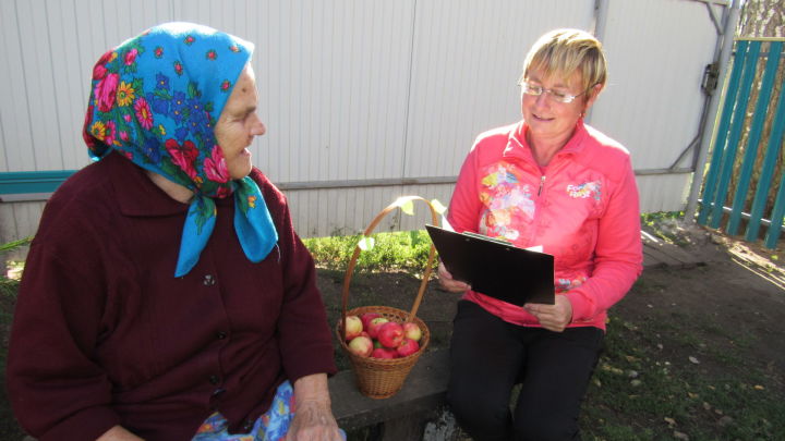 В яблочный Спас - добрым делам час: ямбулатовские культработники посетили пожилых односельчан.