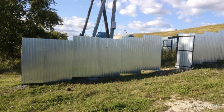 На средства самообложения граждан в Соболевском оградили водонапорную башню