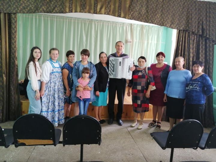 Заслуженный работник культуры Лев Яковлев дает концерты в малых деревнях Верхнеуслонского района