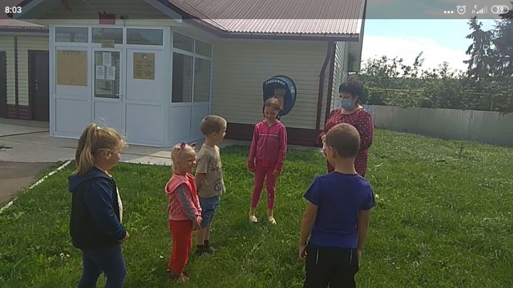 В Кильдееве дети играют в жмурки