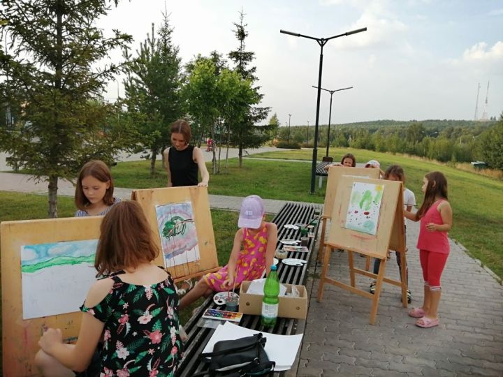 В Верхнем Услоне юные художники рисуют на открытом воздухе