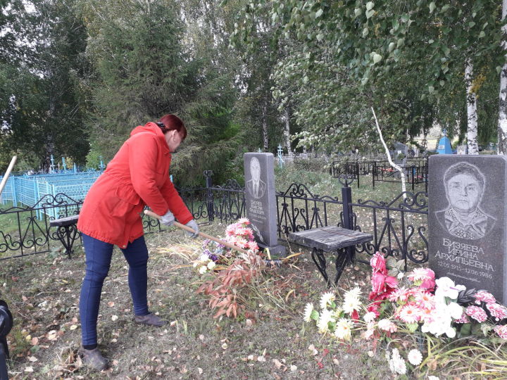 Сотрудники Кильдеевского Дома культуры посетили могилы земляков - участников войны и тружениц тыла