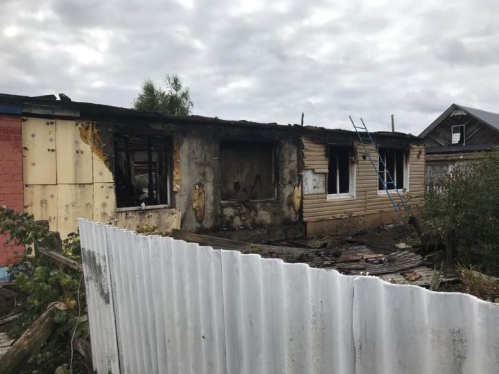 В Верхнеуслонском районе сгорел трехквартирный дом