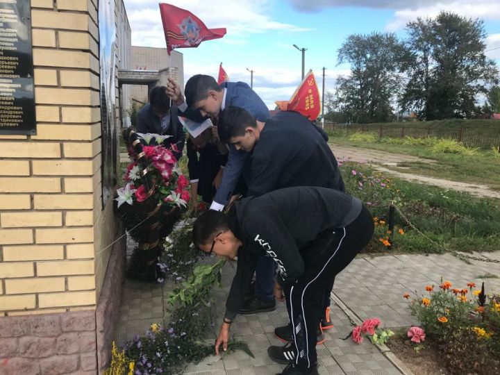 Жители поселка Октябрьский приняли участие в акции «Цветы памяти»