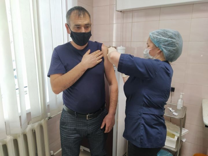 Журналисты Верхнего Услона одними из первых в республике прошли вакцинацию от коронавируса