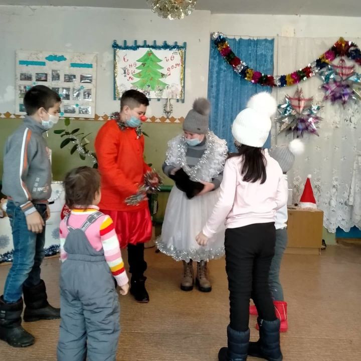 Снеговик и Снегурочка устроили танцевальный баттл в Янги-Болгарах